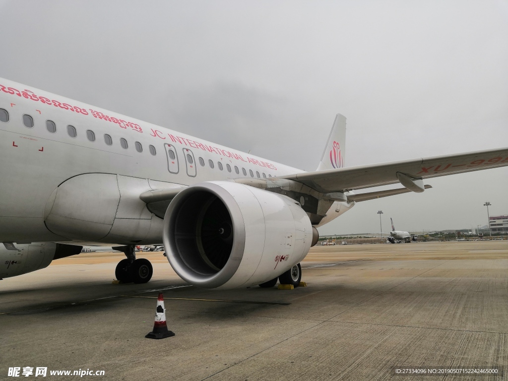 JC航空   飞机窗  天空