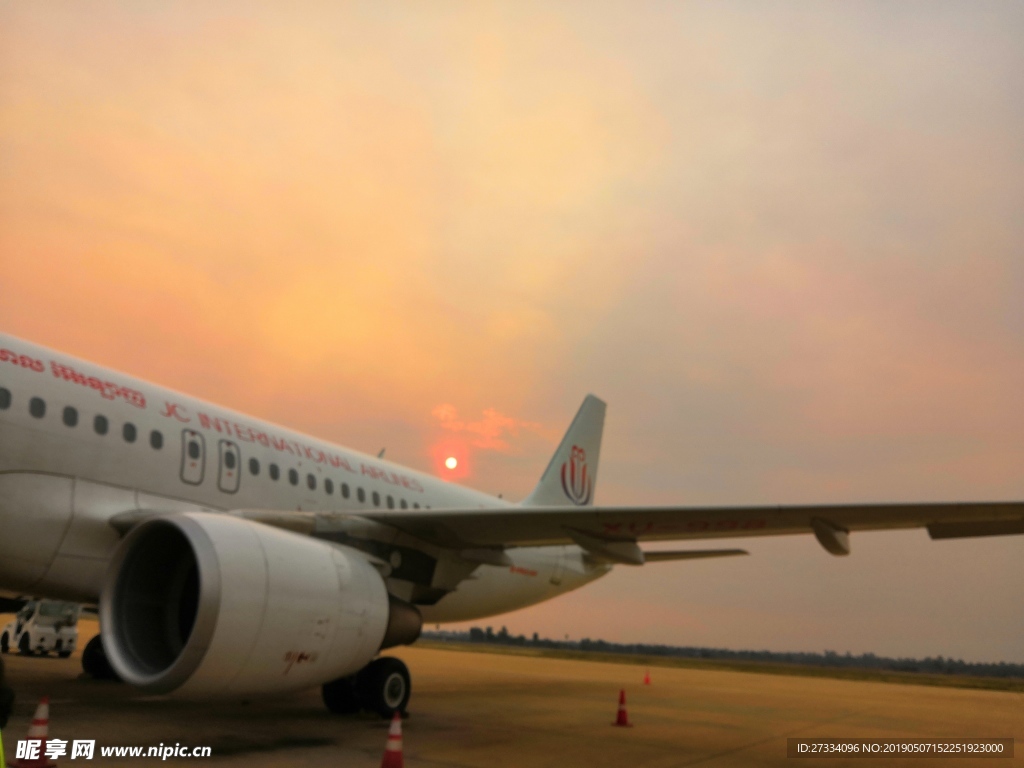 JC航空   飞机窗  天空