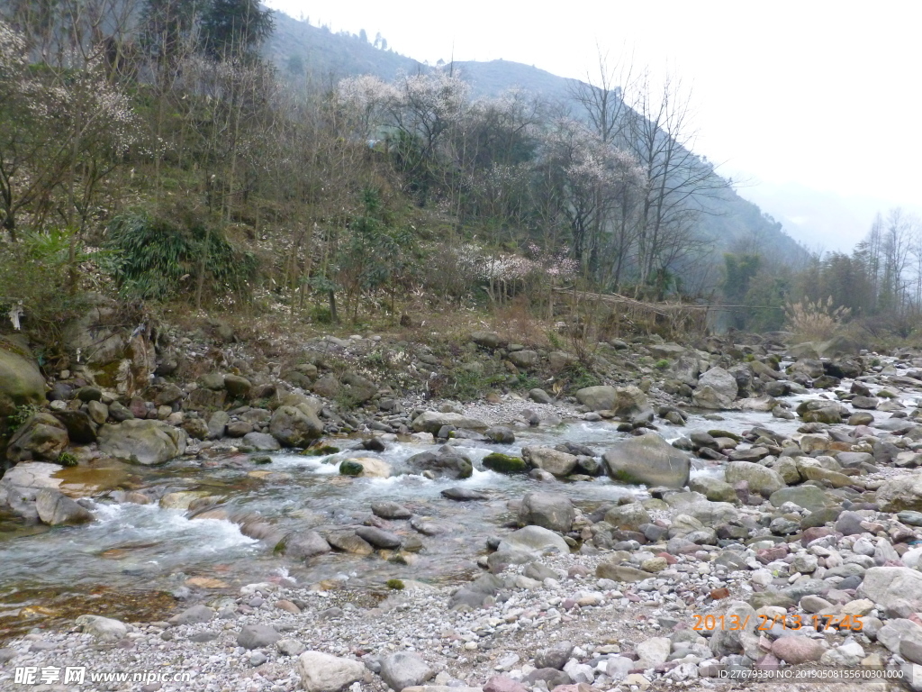 高山溪水