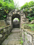 条石圆洞门