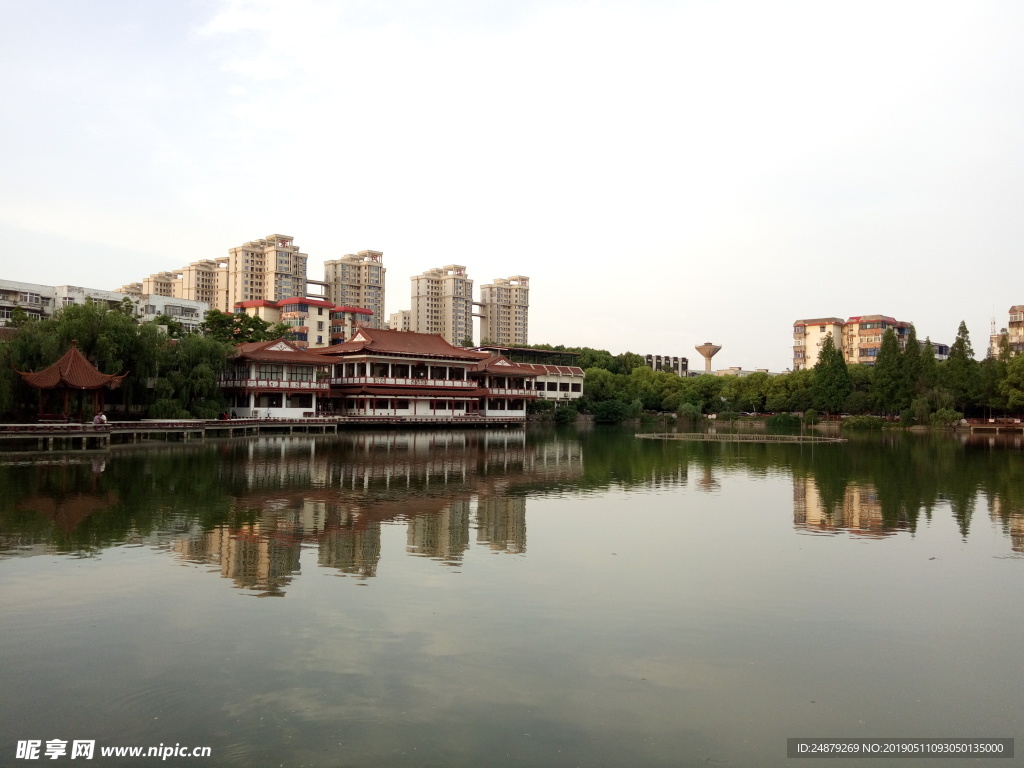 河边城市建筑