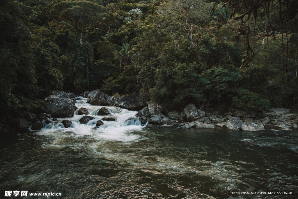 小河流水风景图片