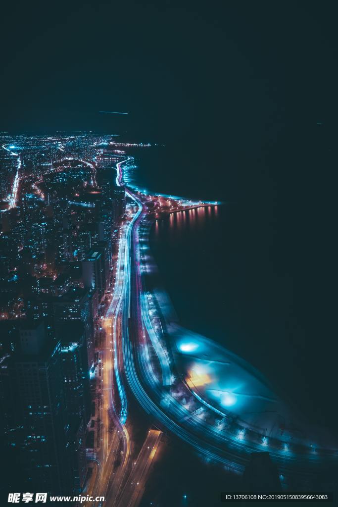 夜晚海岸线