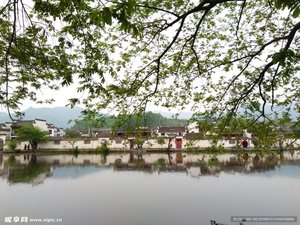雨中宏村