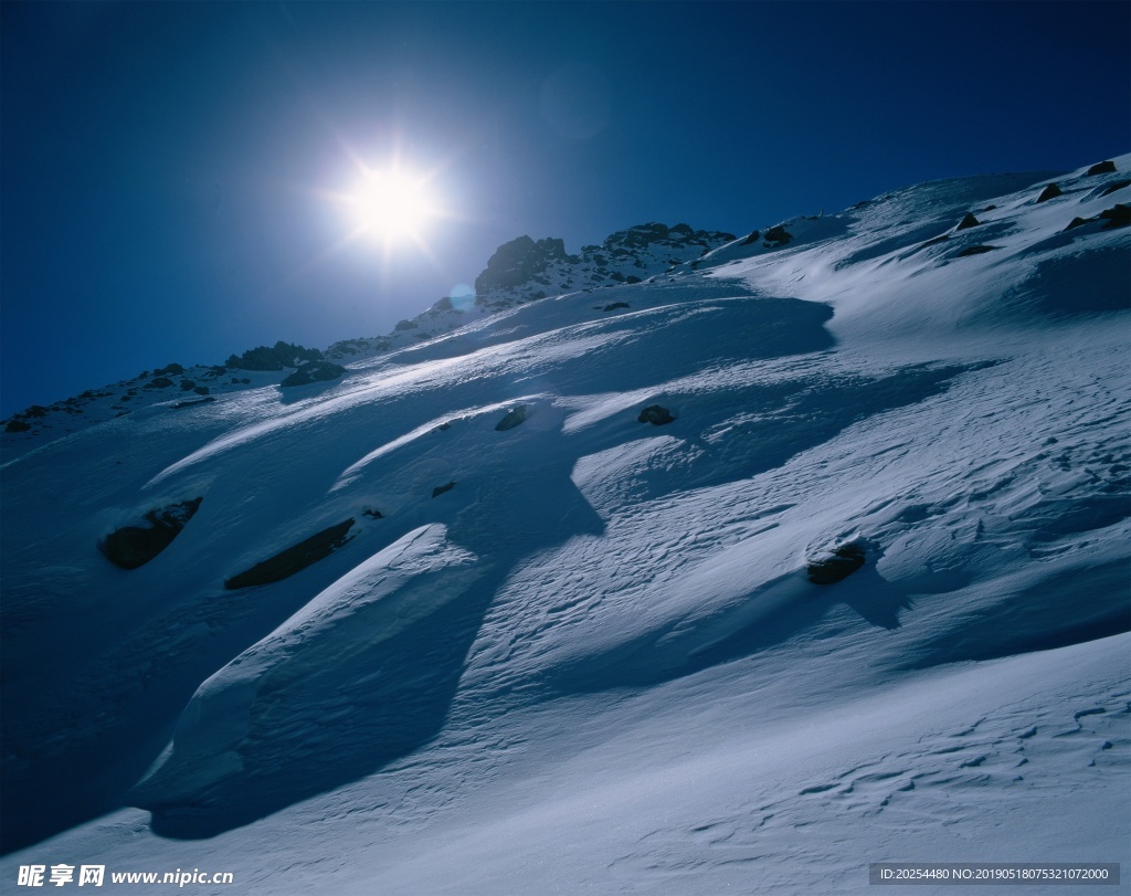 绿树草地 雪山 山丘 天空 云