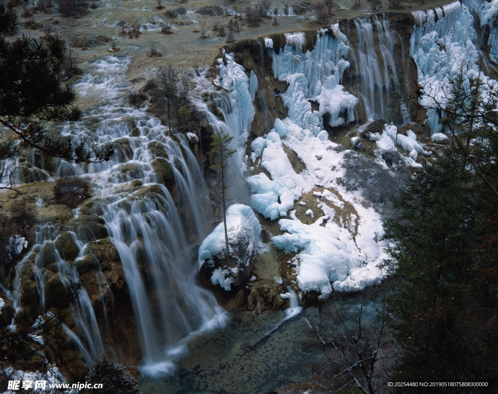 绿树草地 雪山 山丘 天空 云