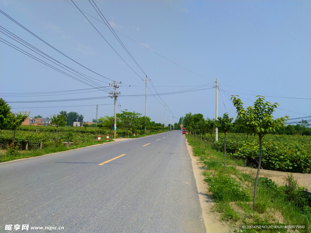 蓝天下的乡村道路美景