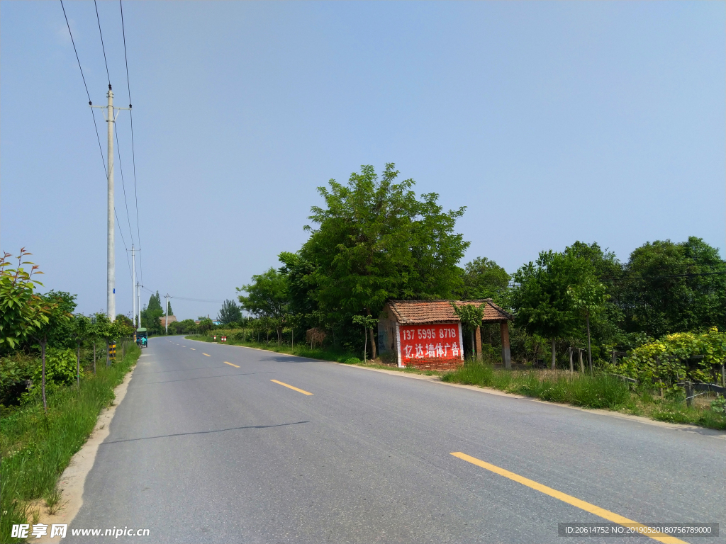 蓝天下的乡村道路美景