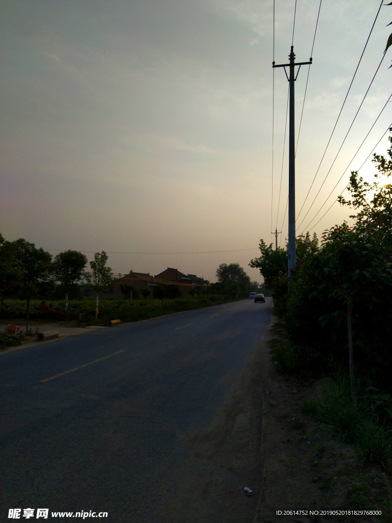 日暮下的乡村道路风景