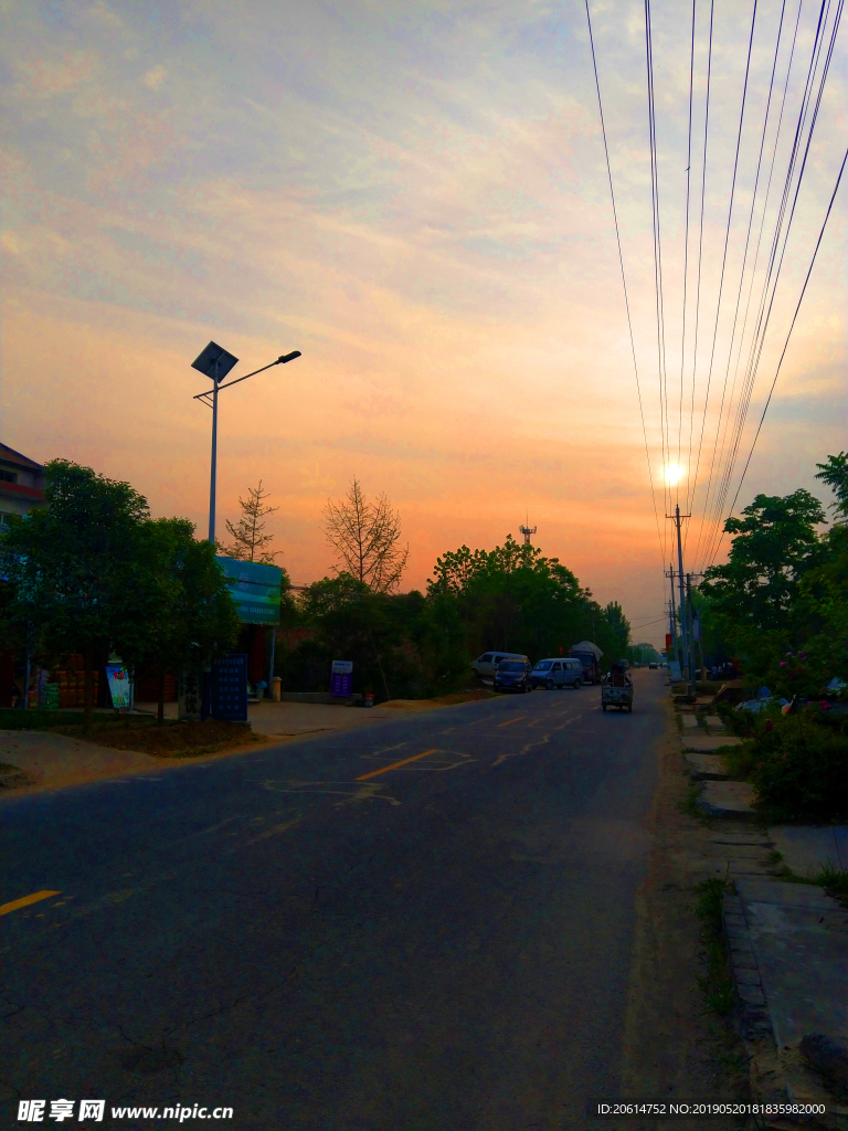 夕阳下的道路风光