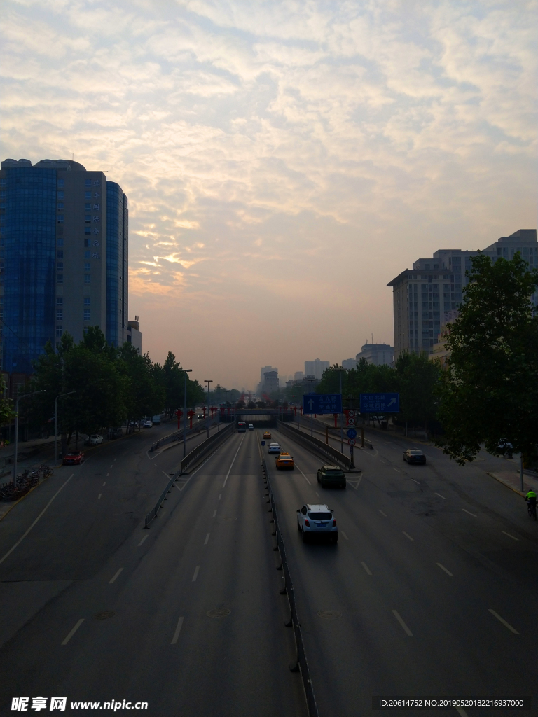 日暮下的城市风景