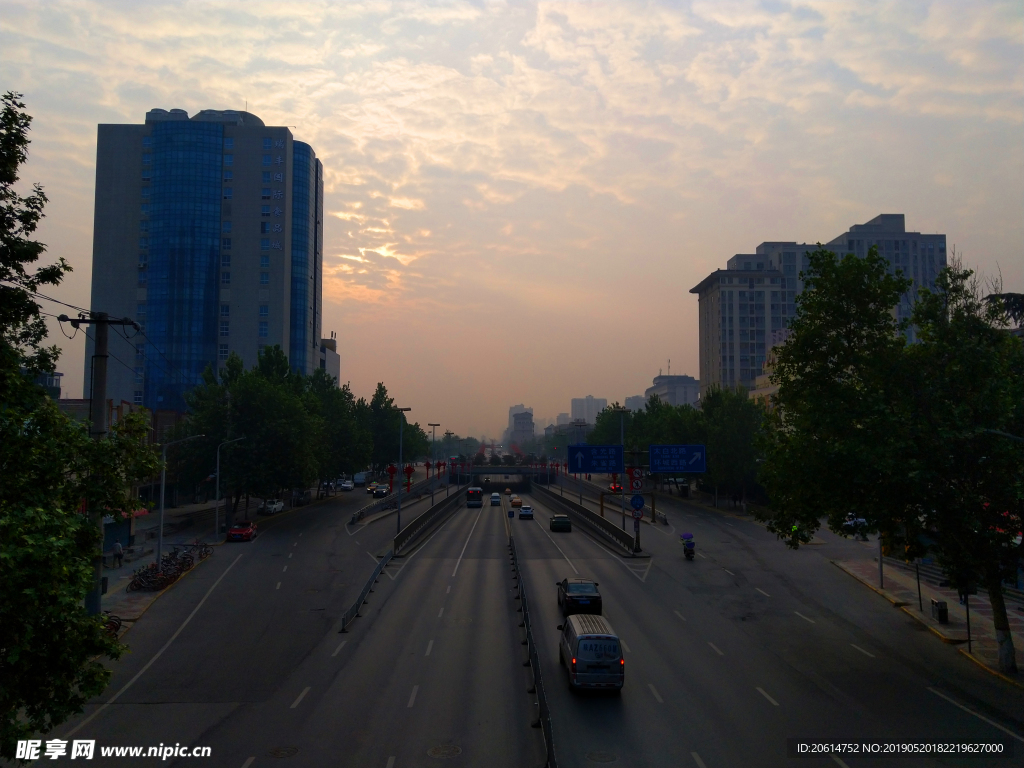 日暮下的城市风景