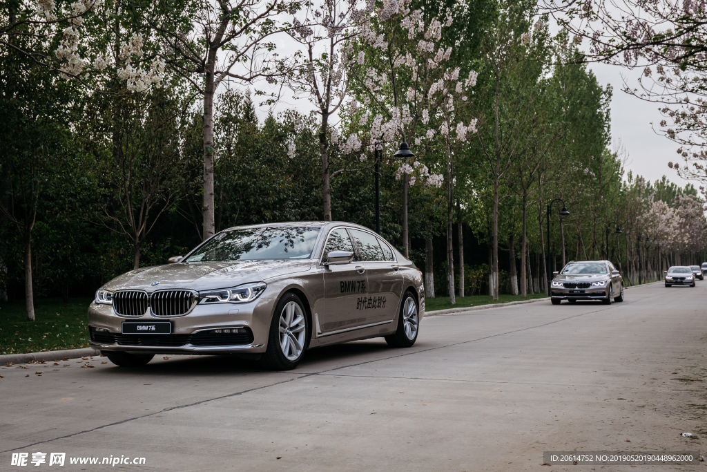 道路上行驶BMW汽车