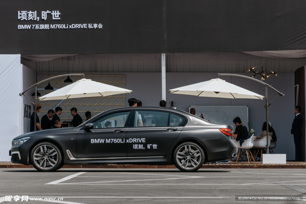 路边的BMW汽车