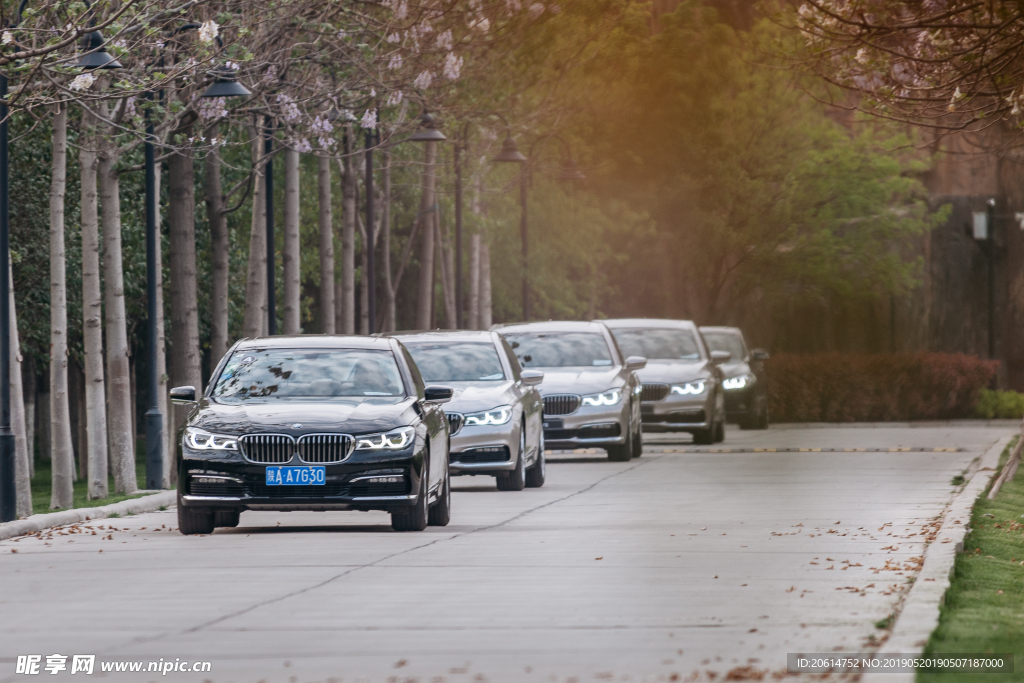 道路上行驶的BMW汽车