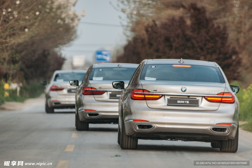 道路上行驶的BMW汽车