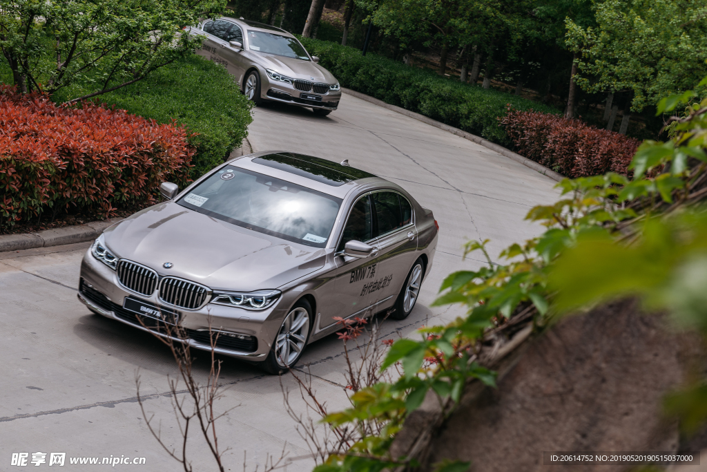 道路上行驶的BMW汽车