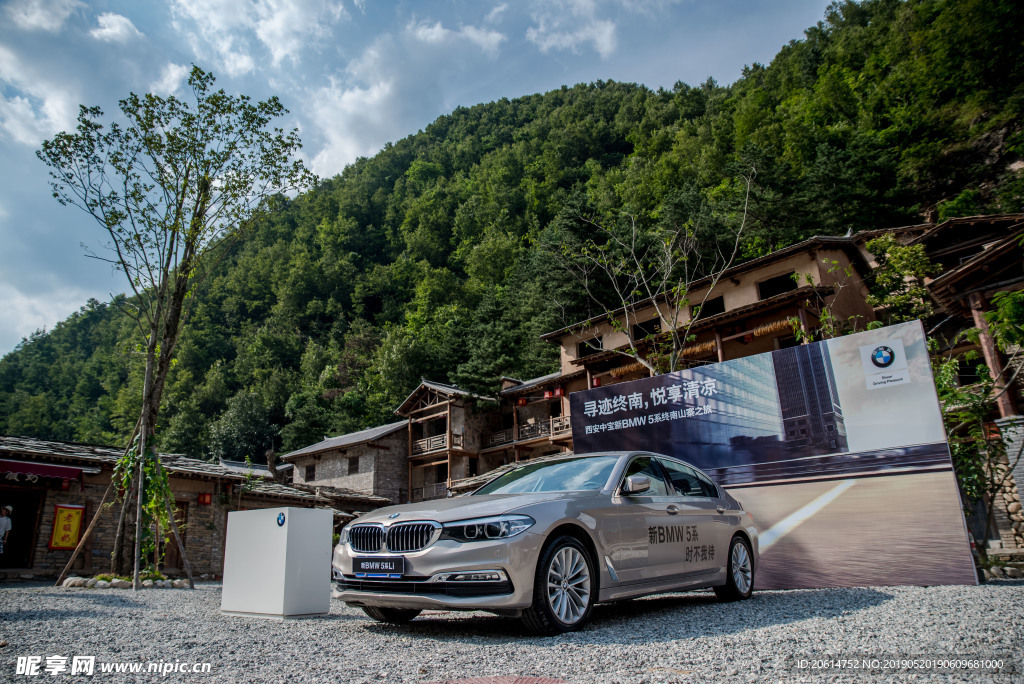 广场上的BMW汽车