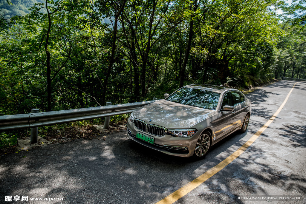 道路上行驶的BMW汽车