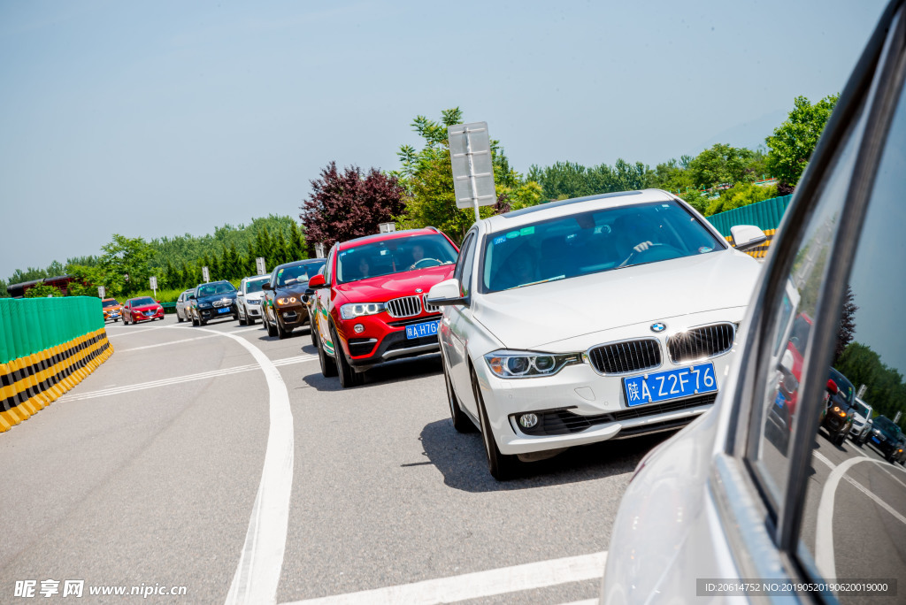 道路上行驶的BMW汽车