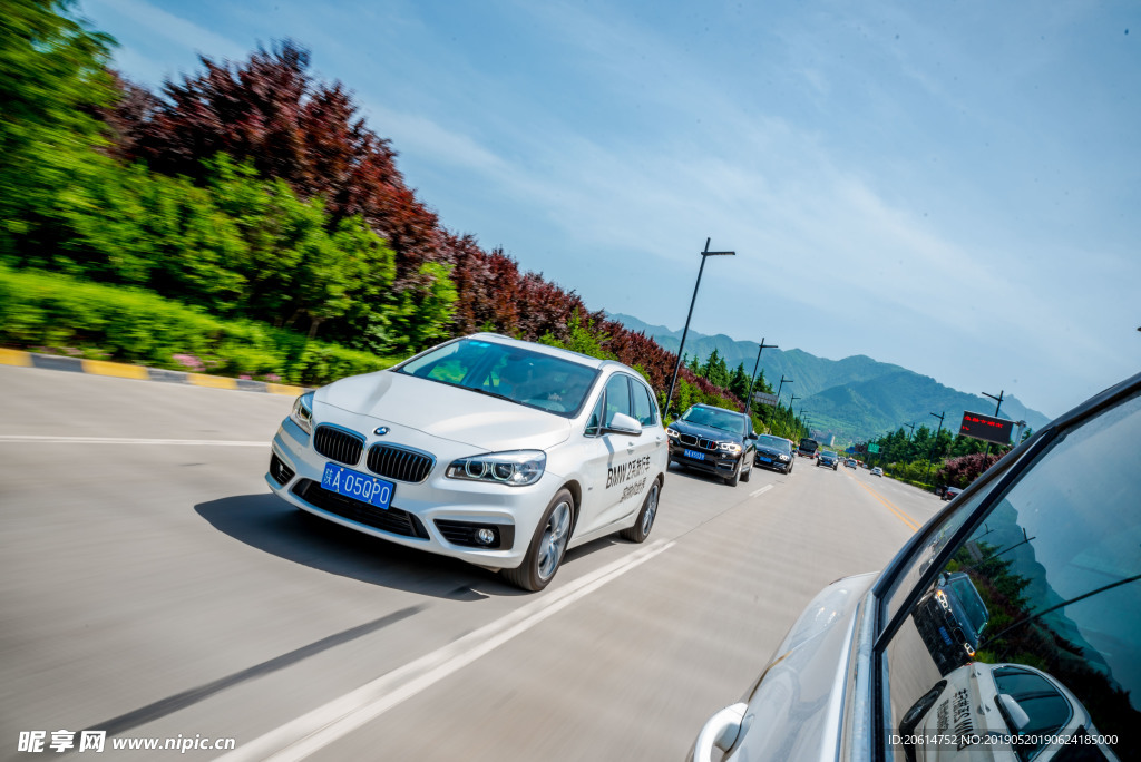 道路上行驶的BMW汽车