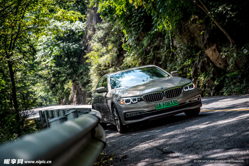 路上行驶的BMW汽车