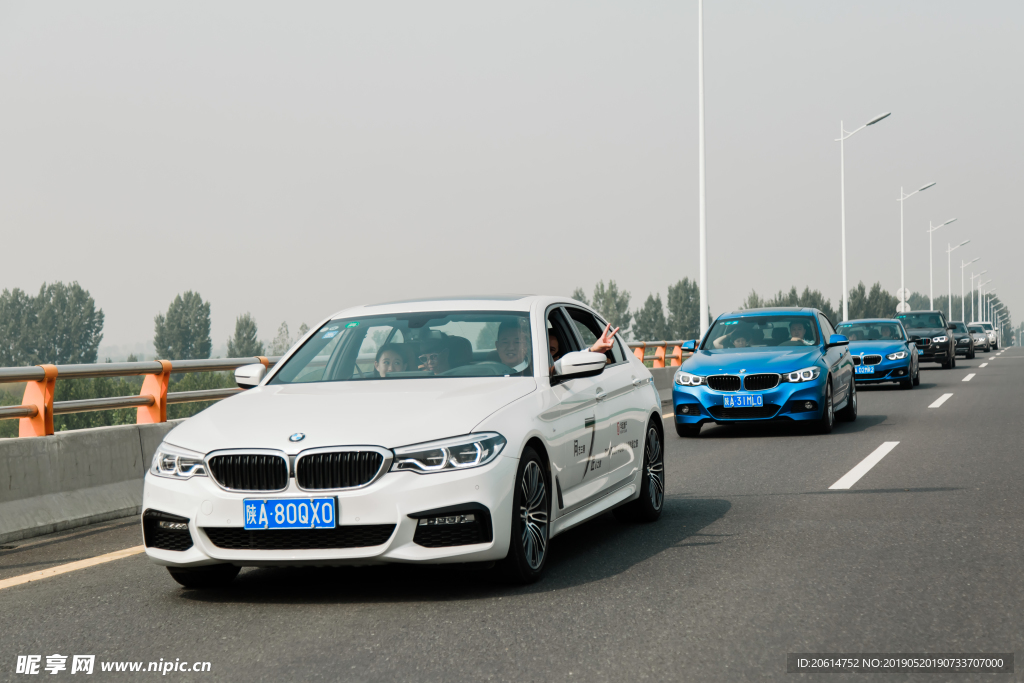 路上行驶的BMW汽车