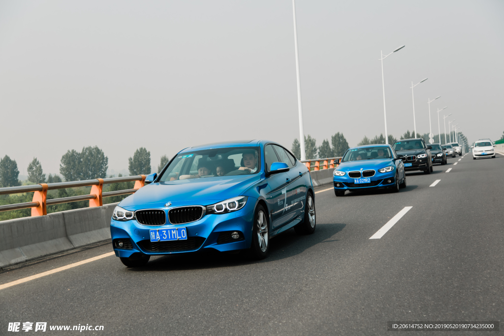 路上行驶的BMW汽车