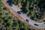 山路上行驶的汽车