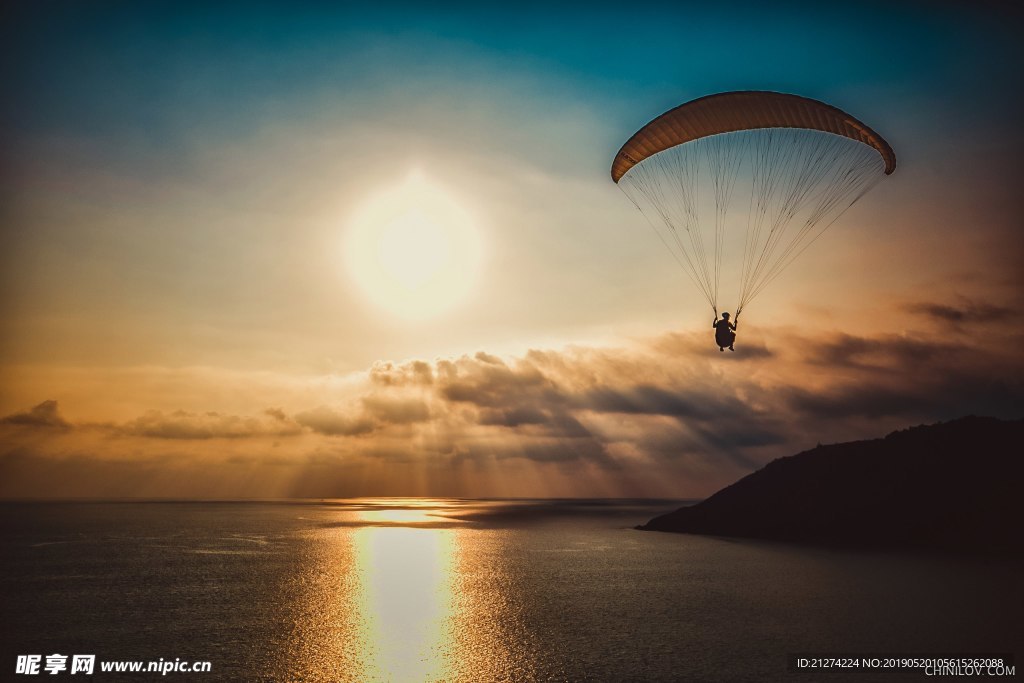 夕阳下的海