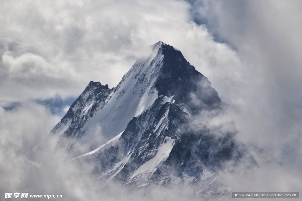 云雾雪山