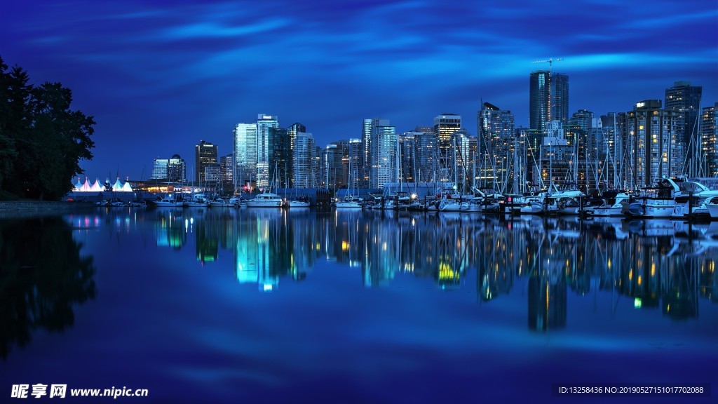 蓝色河边城市夜景