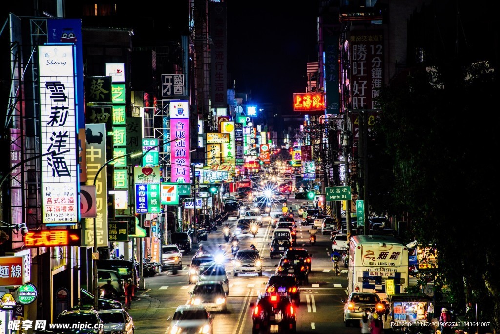 城市街道夜景