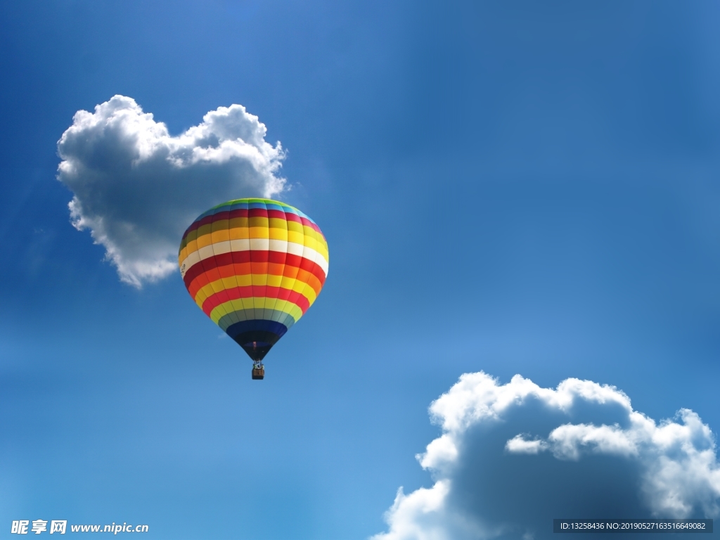 高清晰蓝天下漂亮的精彩热气球
