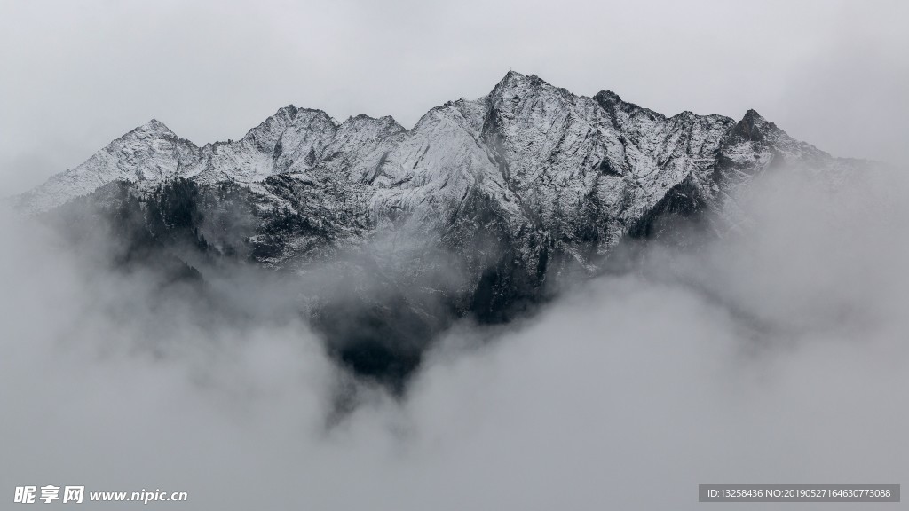 云雾雪山