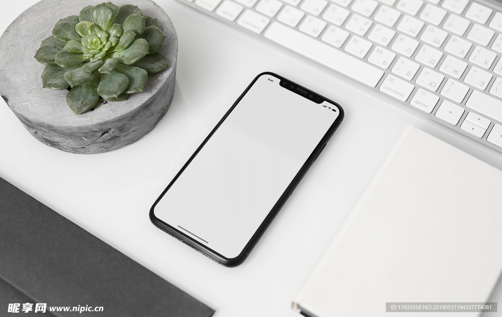 房子桌子上的笔记本