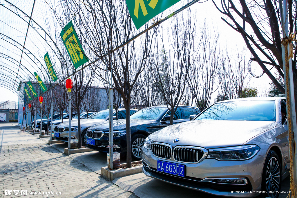 路边BMW汽车