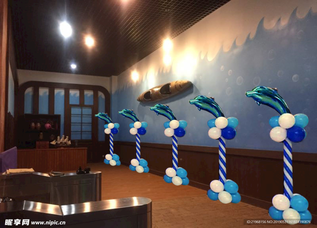 海豚气球柱