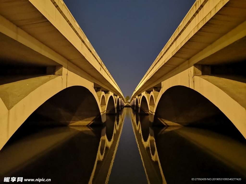 对称的大桥结构