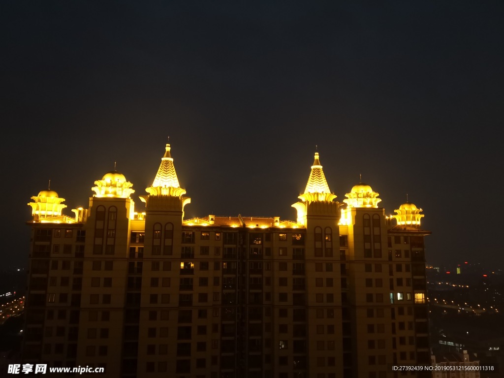 天空下的建筑夜景