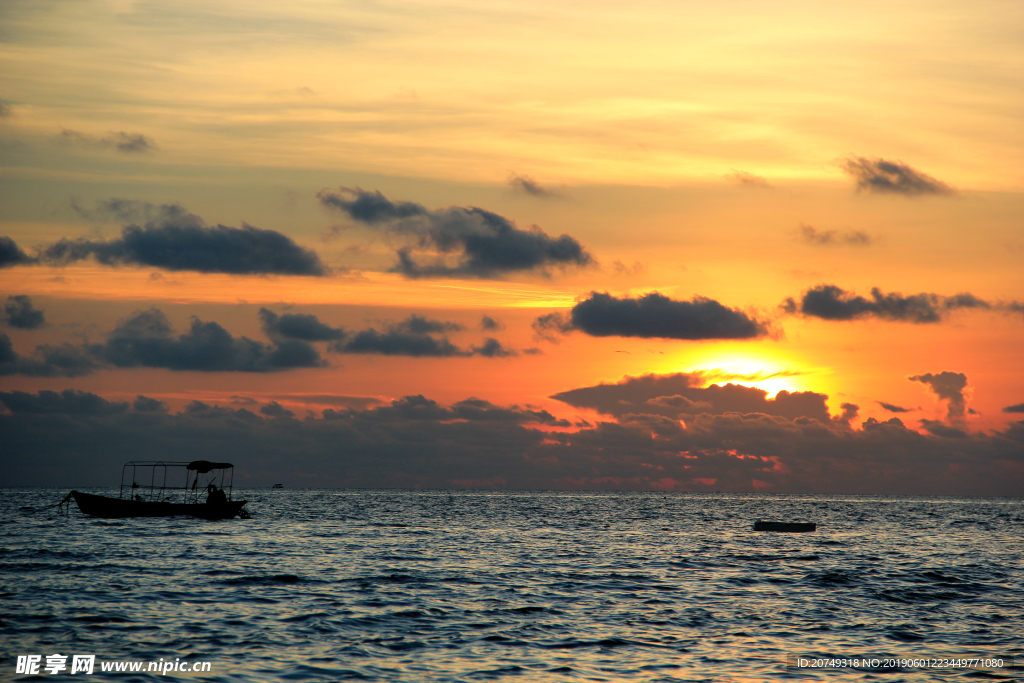 夕阳下的海洋