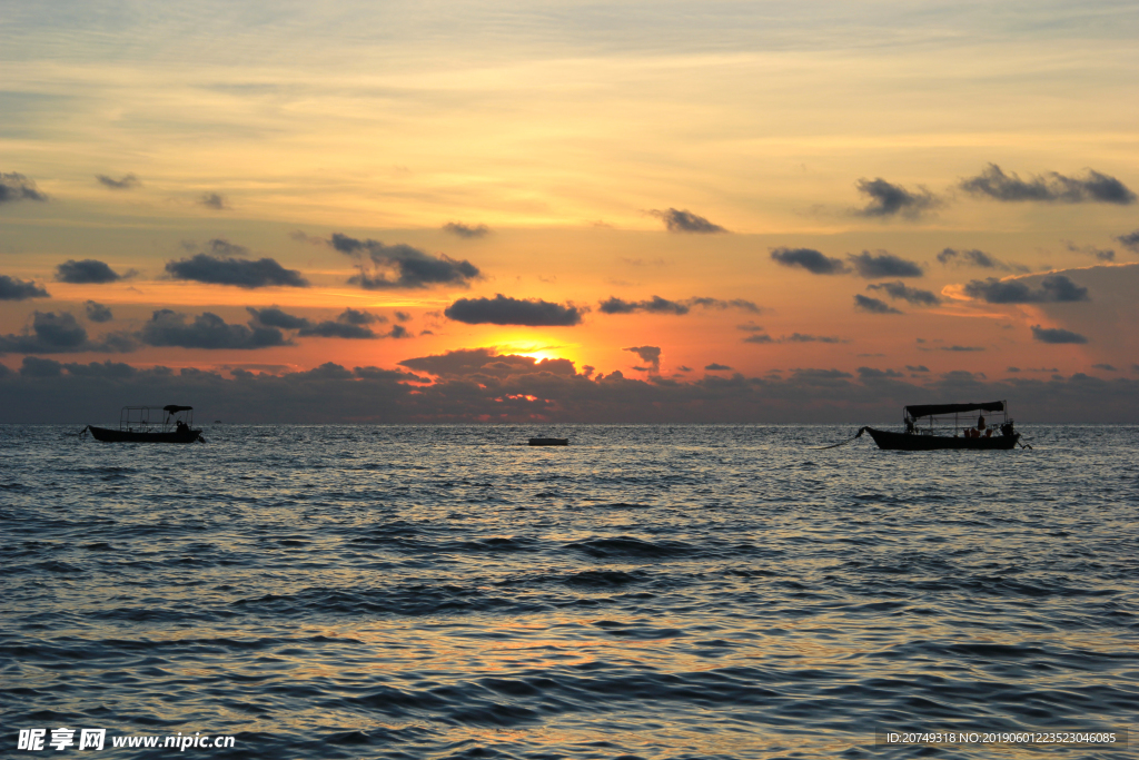 夕阳下的海洋