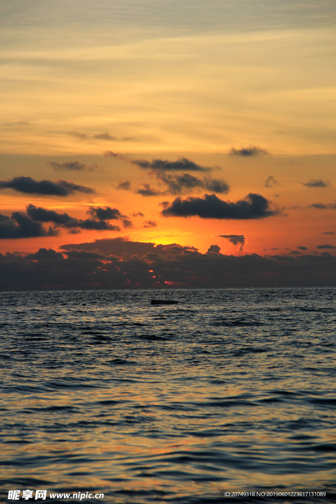 夕阳下的海洋