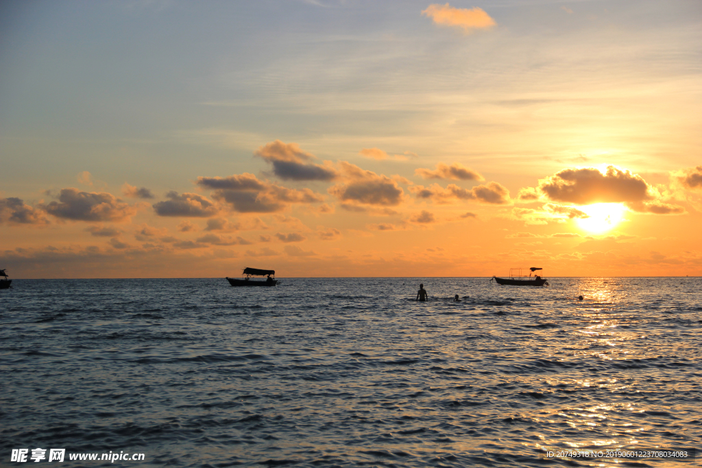 夕阳下的海洋