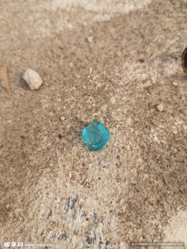 蓝色玻璃碎片与石子