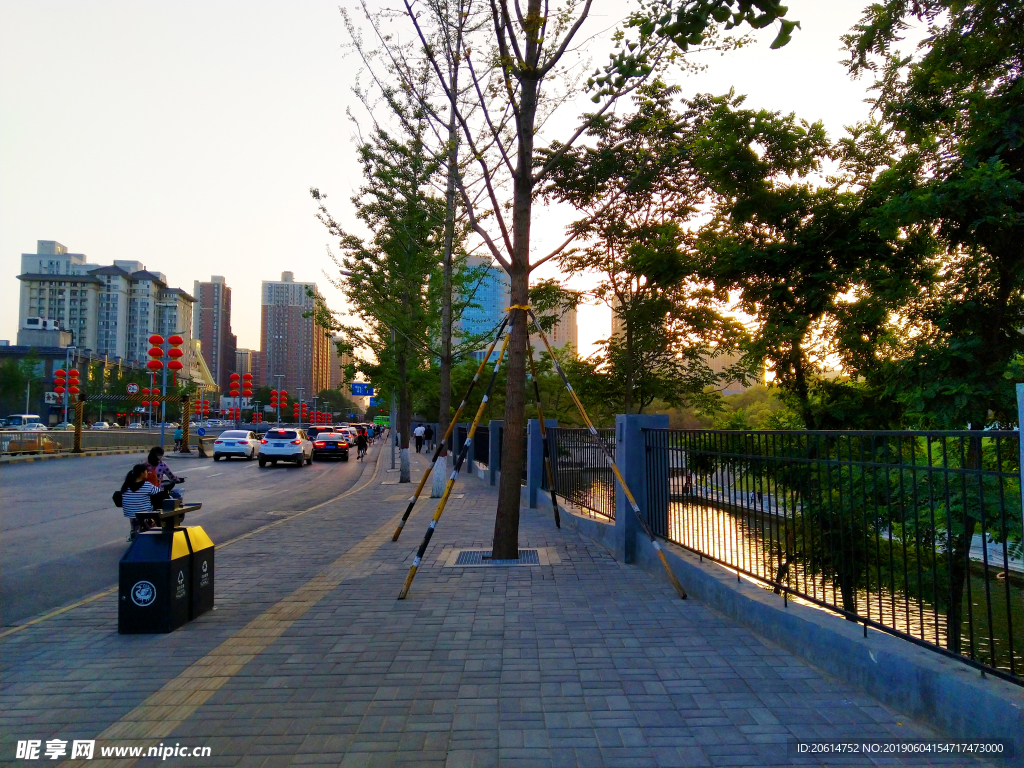 日暮下的城市风景