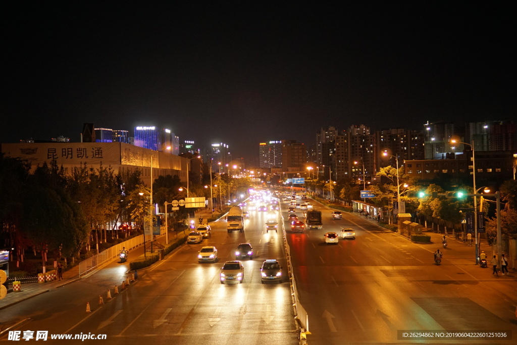 夜晚的马路