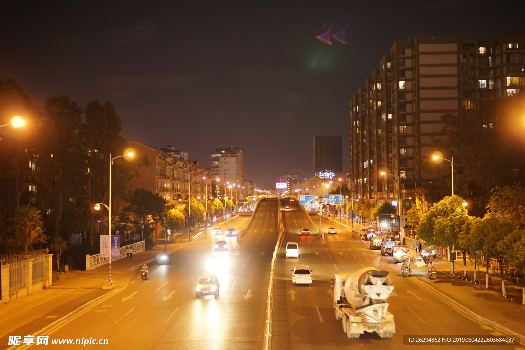 夜晚的马路