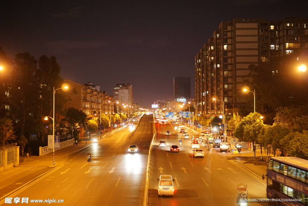 夜晚的马路