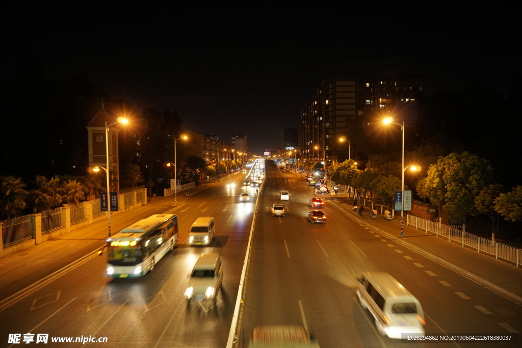 夜晚的马路